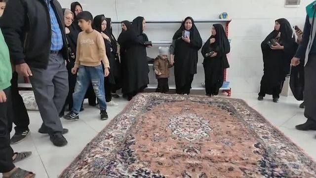 هنر دست اهالی روستای گرگین آباد در گره‌های قالی سفیر دل‌های عاشق شد