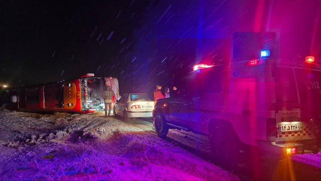 واژگونی اتوبوس در ارومیه- مهاباد ۱۷ حادثه دیده و یک مصدوم برجای گذاشت