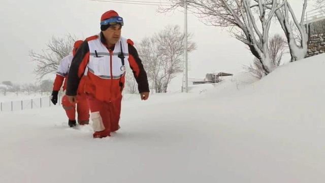 ۱۴ نفر در برف کوهستان‌های سردشت گرفتار شدند؛ اعزام تیم امداد رسانی