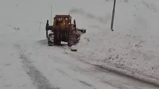 بارش برف در گردنه چری کوهرنگ