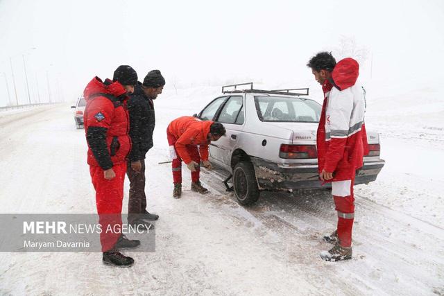 شکری:۳۳۵ خودروی گرفتار در برف در محورهای آذربایجان‌ غربی امدادرسانی شد