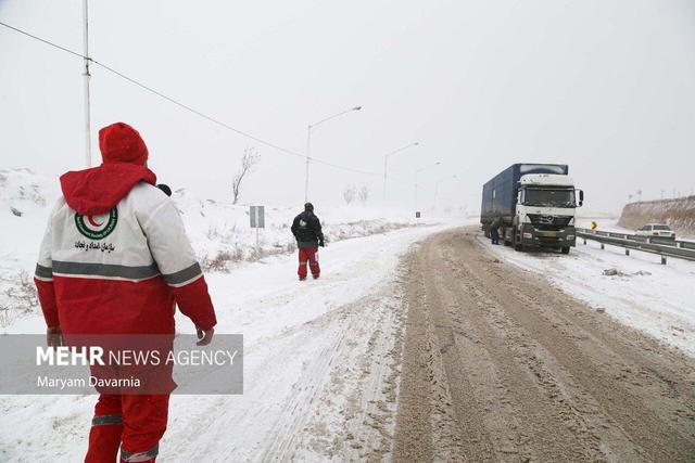خلیلی: ۲۰۶ نفر گرفتار در برف در آذربایجان غربی امدادرسانی شد