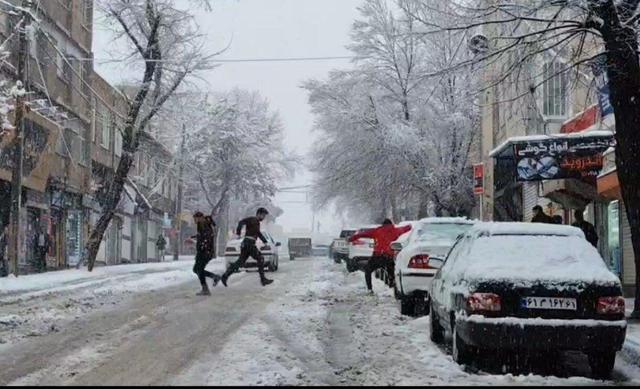 ابراز شادمانی جوانان سقزی از بارش برف
