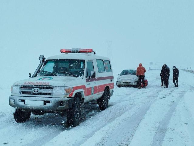 امدادرسانی به خودروهای گرفتار در برف و کولاک محور مهاباد - بوکان