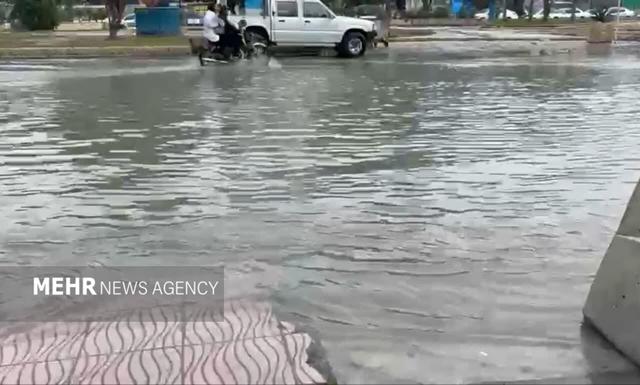 آبگرفتگی عجیب در محور شهید خرازی اصفهان