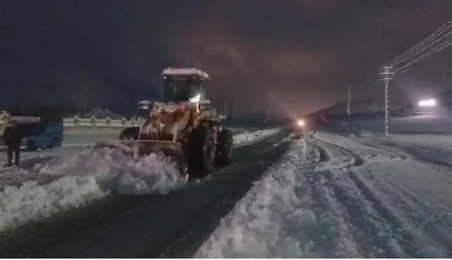 انجام برف روبی شبانه در محورهای مواصلاتی آذربایجان غربی