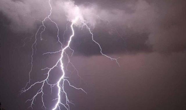 برخورد صاعقه در روستای وزیری رودان با دو نفر مصدوم