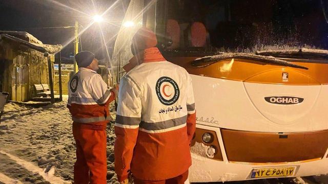 مسافران اتوبوس گرفتار در کولاک محور شاهین‌دژ – تکاب امدادرسانی شدند