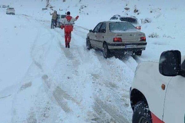 نجات خودرو گرفتار در برف توسط ماموران راهداری کاشان
