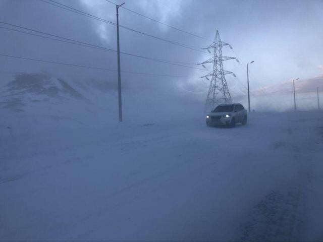 برف و کولاک در محورهای آذربایجان شرقی/ ممنوعیت تردد کشنده در آزاد راه تبریز - تهران