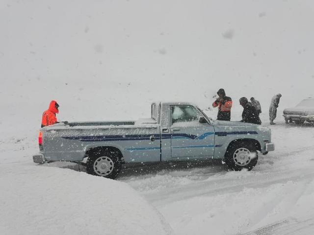 فیلم| تلاش راهداران برای باز نگه‌داشتن محور گردنه چری کوهرنگ