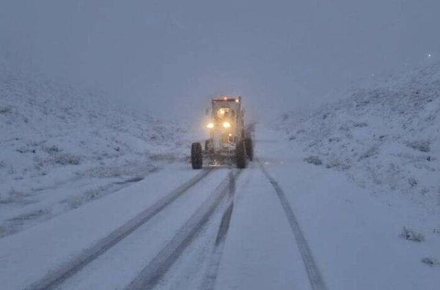 محور قهرود _ جوشقان بر اثر بارش برف و برودت هوا مسدود شد