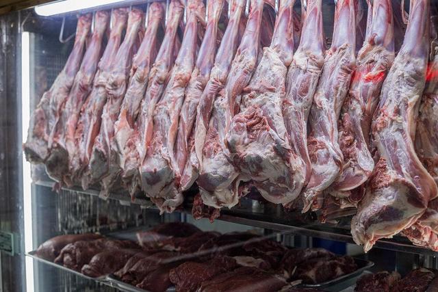 اختلاف قیمت ۲۵ درصدی گوشت گوسفندی در میادین و بازارهای میوه و تره‌بار به نسبت سطح شهر
