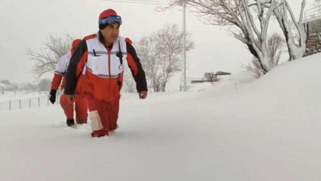 هلال احمر: ۱۴ نفر در برف کوهستان‌های سردشت گرفتار شدند/ شدت بارش، عملیات امداد را با سختی مواجه کرده