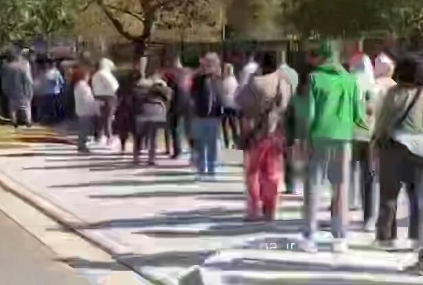  میلان؛ صف‌های بی‌پایان برای دریافت یک بسته غذای رایگان!