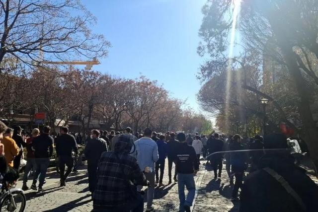 اعتراض پراکنده موبایل‌فروشان و کسبه بازار تهران به نوسانات ارزی