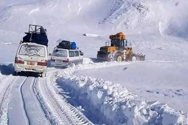 انسداد راه ۶۰ روستای الیگودرز (لرستان) در پی بارش سنگین برف