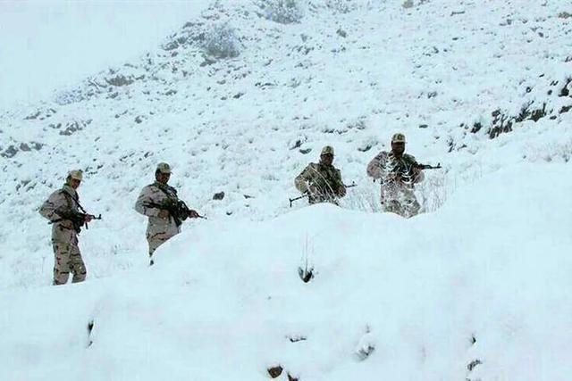 شهادت یک مرزبان در بانه کردستان بر اثر برف و سرما(+عکس)