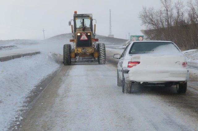 برف‌روبی بیش از ۸۰۰۰ کیلومتر باند جاده‌ای در همدان / بازگشایی ۶۸ راه روستایی