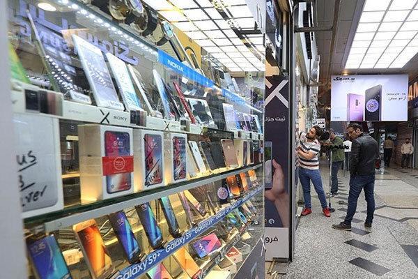 گزارش میدانی از اعتراضات پراکنده جمعی از موبایل فروشان حوالی ظهر امروز 