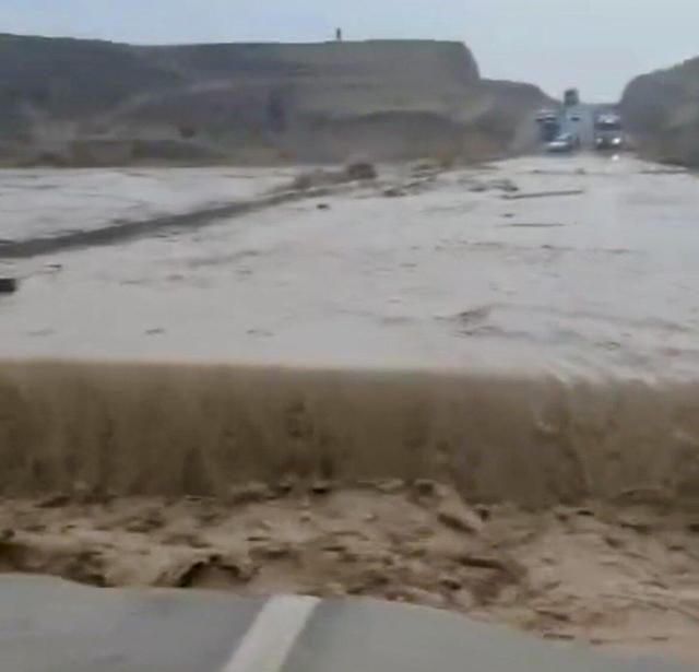 فوری | بارش‌ها این جاده را مسدود کرد؛ مردم از مسیرهای جایگزین تردد کنند
