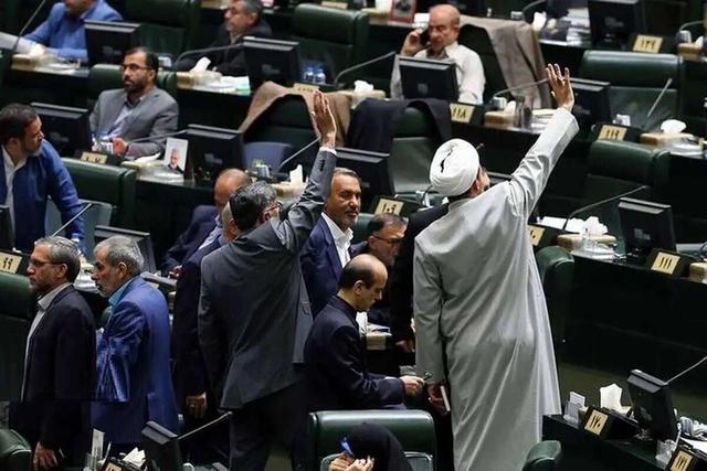 برخی نمایندگان با نطق در مجلس به دنبال فالور هستند! + ویدئو