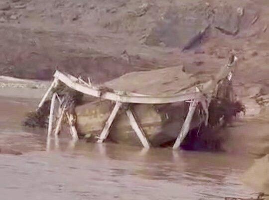 بارش‌های شدید این پل تاریخی را ویران کرد؛ مردم منطقه در شوک فرو رفتند