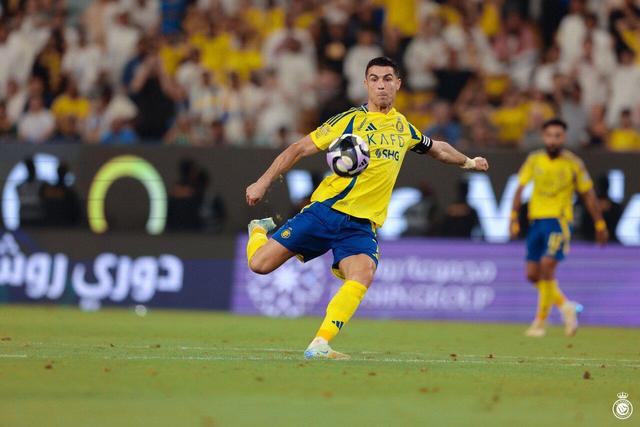 عکس | دیدار رونالدو با یک دوست قدیمی؛ تماشاگر ویژه شب درخشان کریستیانو