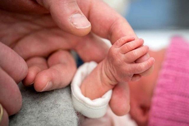 ببینید | رفتار عجیب یک پدر در لحظه تولد فرزندش