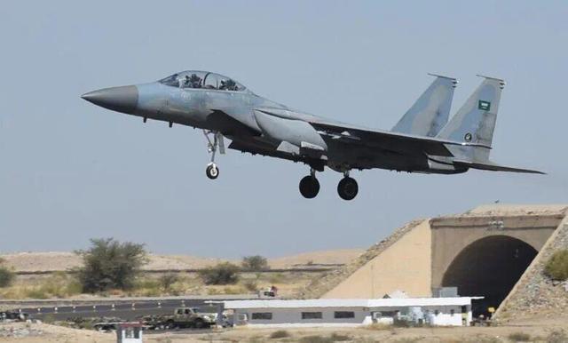 به صدا درآمدن طبل جنگ در شرق یمن با لشکر کشی و پرواز گسترده جنگنده‌های عربستانی