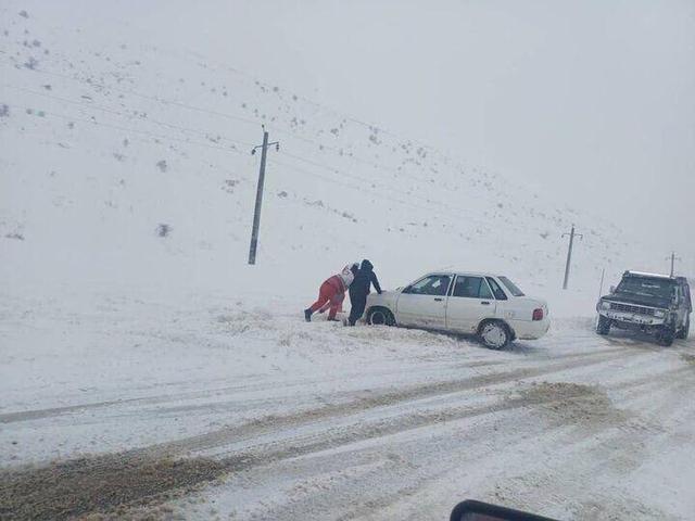 بارش برف و کولاک شدید، عبور و مرور در جاده‌های خلخال را مختل کرد