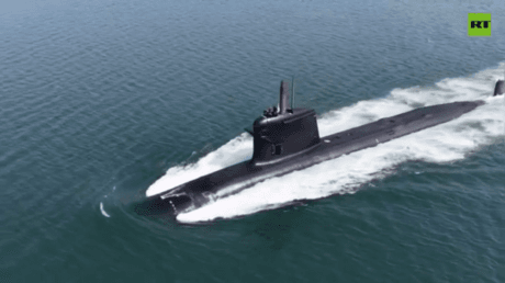 Indian president takes part in submarine drill (VIDEO)