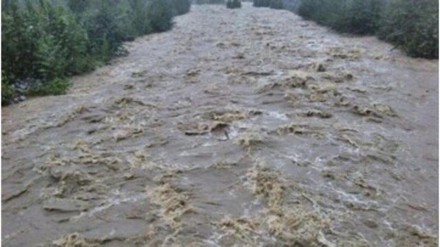 طغیان رودخانه ورودی روستای دهگلکن بیکاه رودان