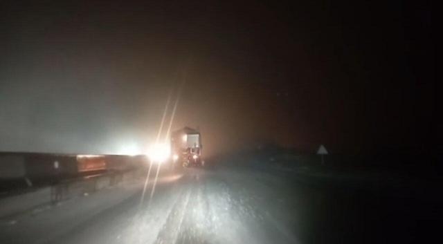 شن و نمک‌پاشی گسترده معابر شهرکرد از شب گذشته