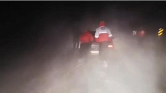 کولاک در محورهای ارتباطی آذربایجان غربی؛ تداوم عملیات امدادرسانی