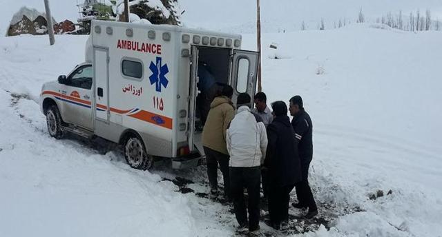 نجات مادر باردار گرفتار در برف توسط نیروهای اورژانس کردستان