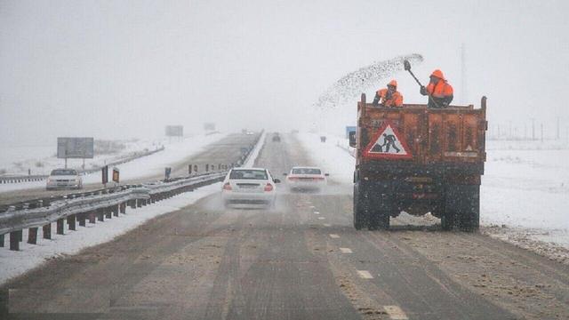 برفروبی ۳۰۰ کیلومتر از جادههای ایلام؛ راهها باز است