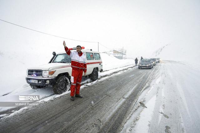 امدادرسانی هلال احمر اصفهان به ۱۳۱۹ خودرو گرفتار در برف و کولاک