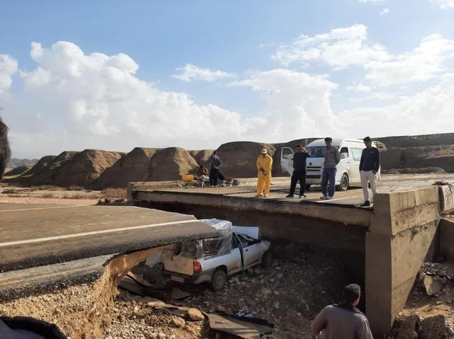 سقوط پراید در شکافت ناشی از سیل در پل سی میلی مسجدسلیمان و مرگ راننده