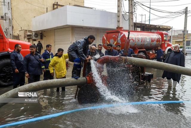 اعزام تیم امداد آتش نشانی اهواز برای مهار آبگرفتگی در ایذه