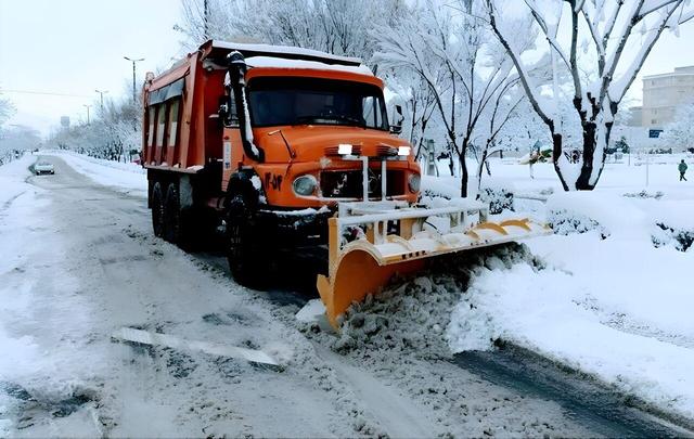 اعزام پنج خودروی باربری به فریدونشهر برای برف‌روبی معابر شهری