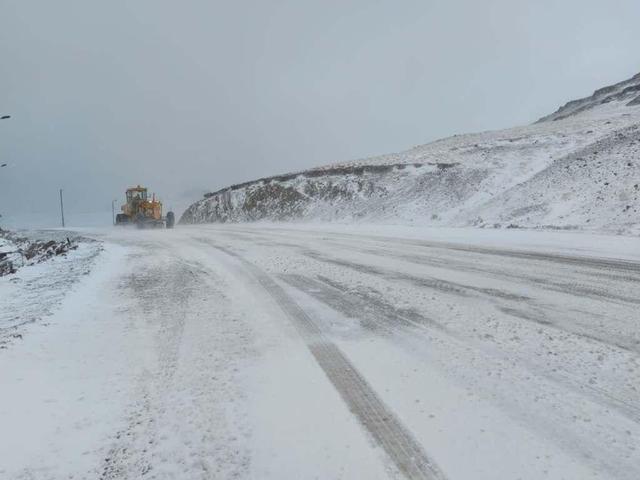 تردد در گردنه الماس خلخال با زنجیر چرخ میسر است 
