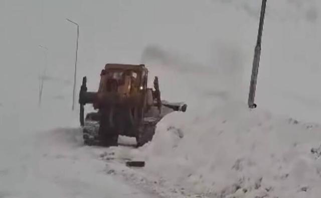 فیلم/ بارش برف در گردنه چری کوهرنگ