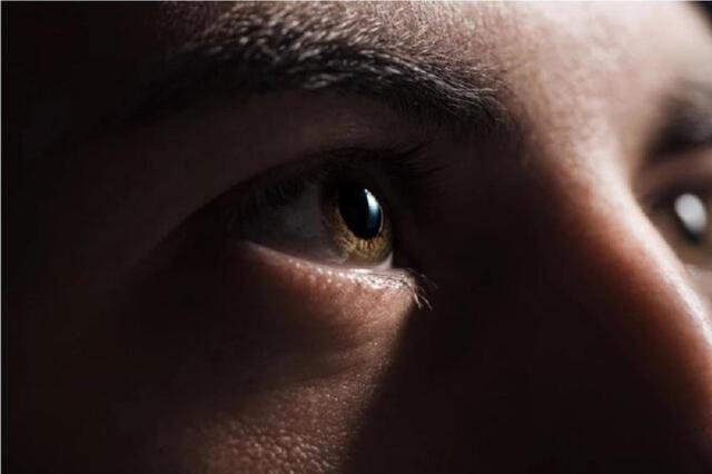 ارتباط عجیب ریتم پلک زدن با میزان تمرکز مغز هنگام شنیدن!