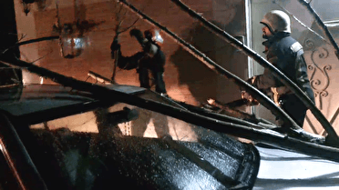 حادثه سقوط یک اصله درخت بر روی خودرو در رشت، بدون خسارت جانی