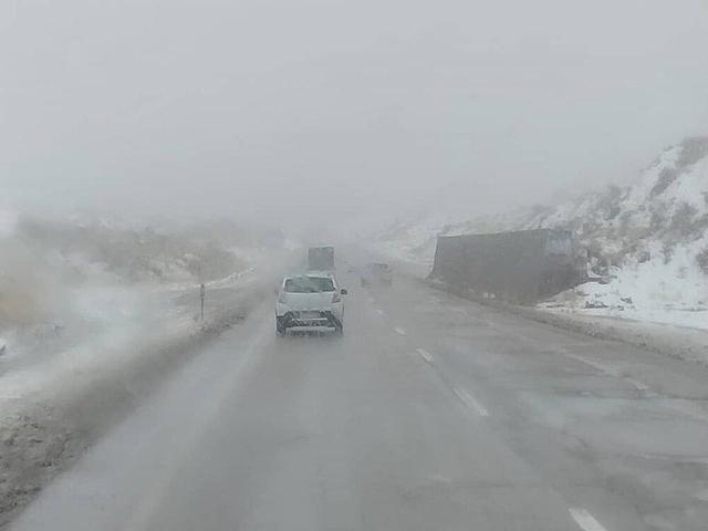 بارش برف و باران در ۱۰ محور مواصلاتی فارس/ تجهیزات زمستانی همراه داشته باشید