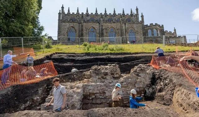 مهم‌ترین اکتشافات سال ۲۰۲۵ در انگلستان؛ از تاس پیشگویی تا راز قتل ۲۰۰۰ ساله!