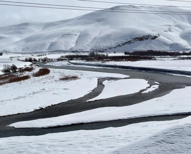 افزایش آب ورودی به سد زاینده رود؛ حجم برف و جریان رودخانه را ببینید
