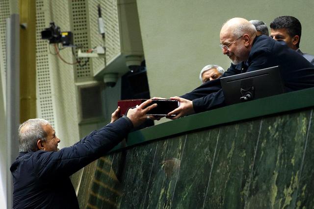 لایحه بودجه ۱۴۰۵ زیر ذره بین نمایندگان / وقتی ردیف‌های کلان بدون خروجی سوال برانگیز می‌شوند/ مخالفان چه می گویند و به چه مواردی انتقاد دارند؟