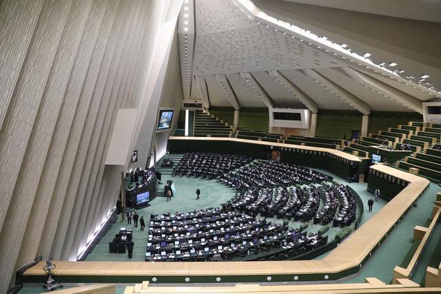 عضو هیات رئیسه مجلس: بخشنامه پزشکیان من‌درآوردی است!/ صباغیان: افزایش ۲۰ درصدی حقوق‌ها برخلاف شعارهای پزشکیان است